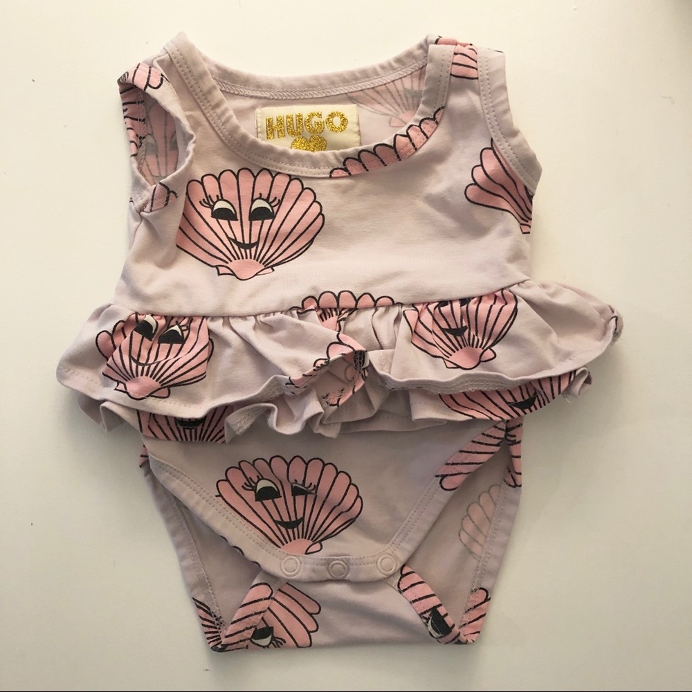 Hugo Loves Riki Ruffled Onesie - Pink Seashells